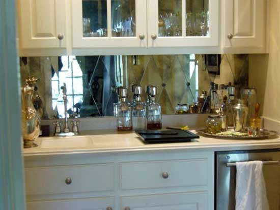 Зеркальный фартук на кухне фото