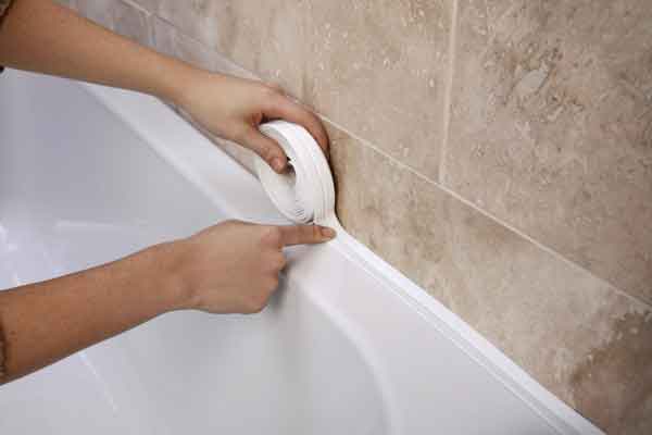 герметизация между ванной и стеной