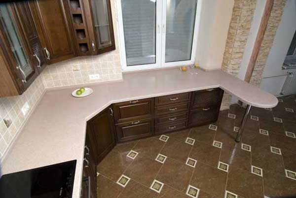 Использование пространства под подоконником на кухне