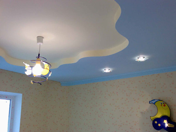 Точечное и основное освещение на потолке в детской