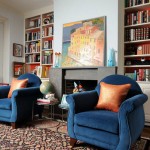 Кресло синего цвета в гостиной модерн