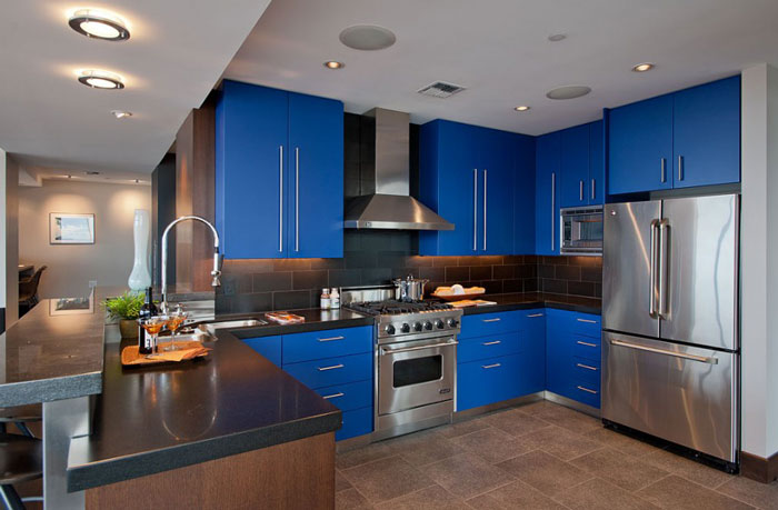 Кухня после ремонта в синем цвете в стиле хай-тек