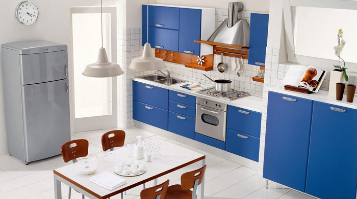 Интерьер синей кухни с обеденной зоной. Комбинирование цветов