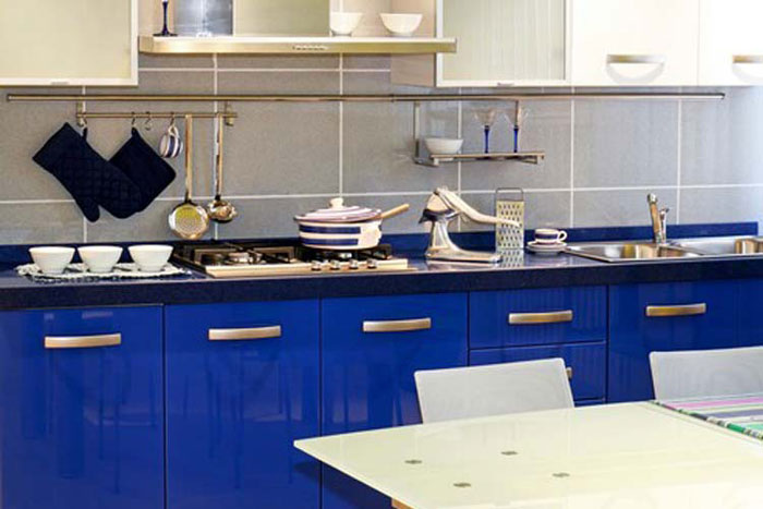 Синие шкафы на маленькой кухне