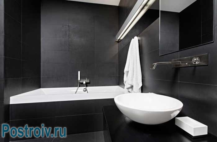 Темная матовая плитка в интерьере ванной стиль минимализм