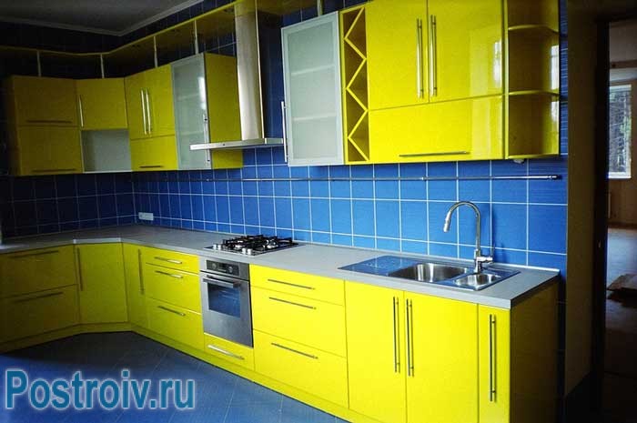 Кухня в желтом цвете. Сочетание с синим кухонным фартуком. Фото 1