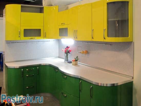 Сочетание желтого и зеленого в интерьере кухни