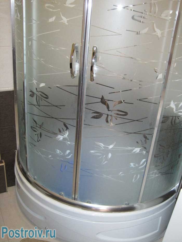 Душевая кабина с матовым стеклом. Фото