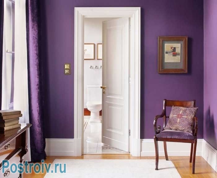 Фиолетовый цвет в интерьере гостиной. Фото