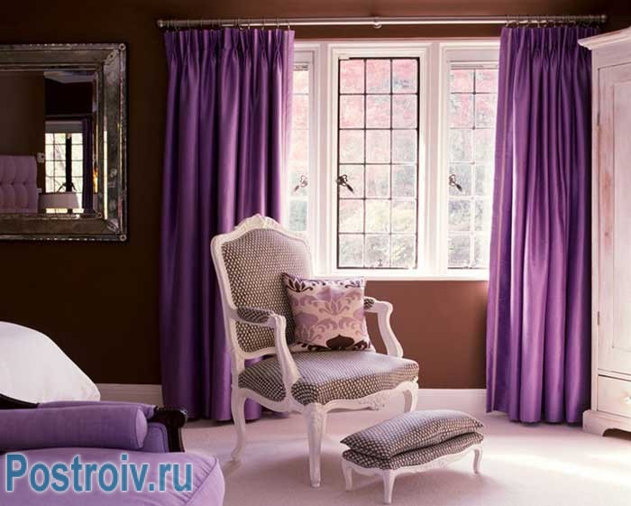 Фиолетовые шторы в гостиной. Фото