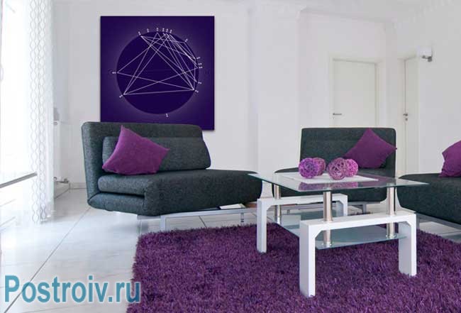 Фиолетовые подушки и ковер в интерьере. Фото