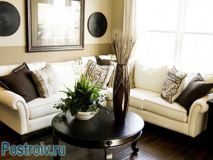Как расставить мебель в зале с использованием углового дивана