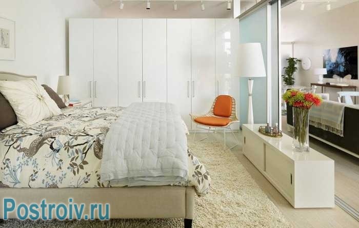 Дизайн светлой спальни с правильно расставленной мебелью