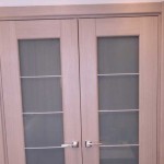 Светлая двойная дверь со стеклом