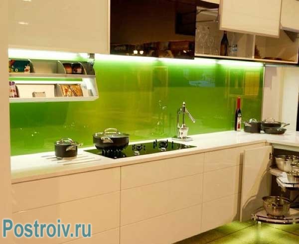 Красивый зеленый кухонный фартук с подсветкой