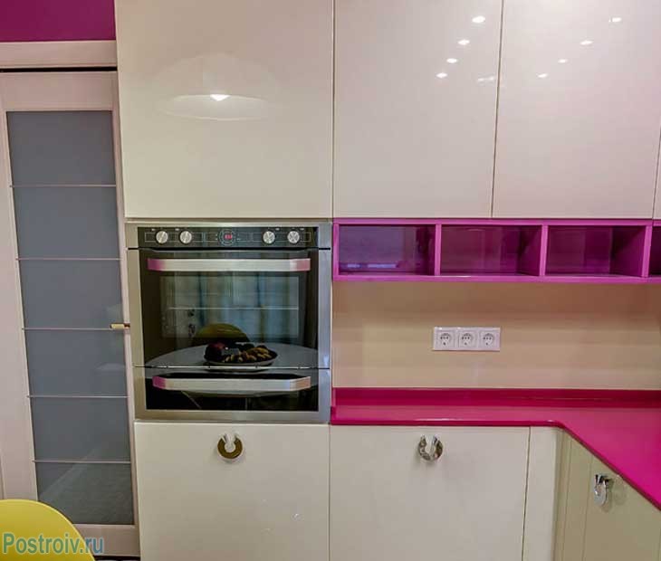 Встроенный духовой шкаф на небольшой кухне. Фото