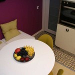 Дизайн современной кухни 8 кв. метров фиолетового и белого цвета. 17 фото