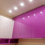 Глянцевые фасады кухни фиолетового и белого цветов. Фото