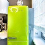 Холодильник кислотно-зеленого цвета. Фото