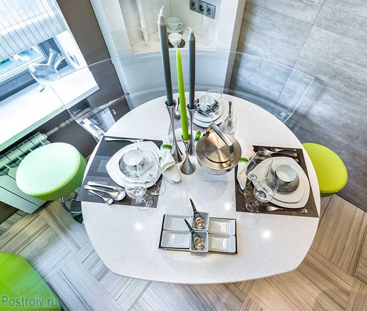 Дизайн кухни 9 кв. м. Круглый белый стол. Фото