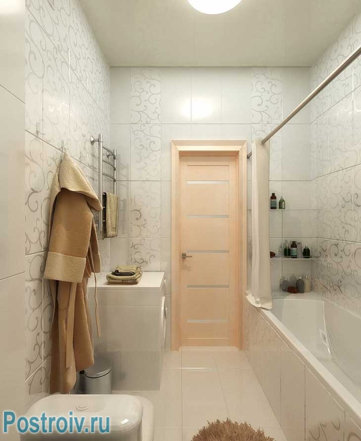 Небольшая ванная со стиральной машинкой. Пол и стены отделаны керамической плиткой - Фото