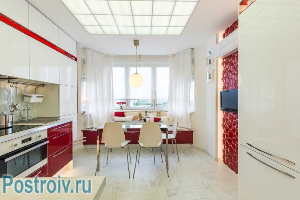 Кухня белого цвета с красным декором. Фото