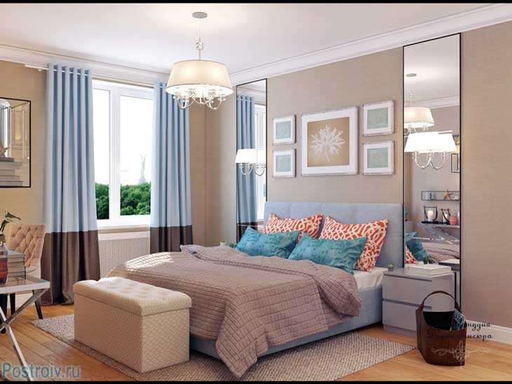 Дизайн хозяйской спальни с большими зеркалами. Модные голубые шторы на окнах - Фото