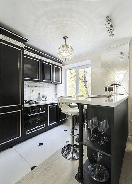 Дизайн длинной, узкой, маленькой кухни с черными фасадами и белой глянцевой плиткой на полу - Фото