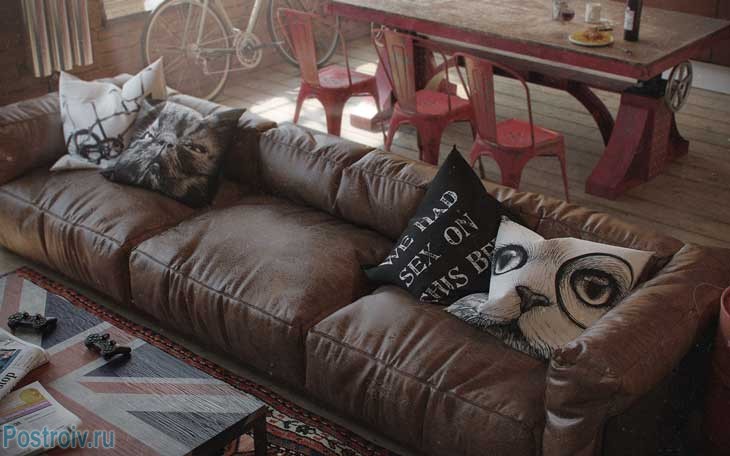 Кожаный коричневый диван в интерьере. Фото