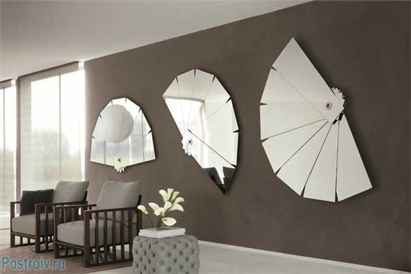 Современные зеркала в гостиной. Фото