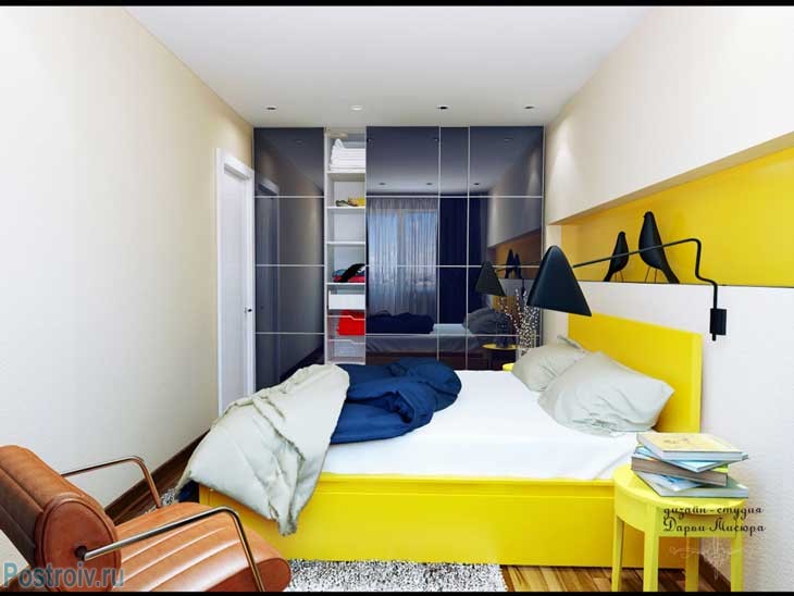 Желтая кровать и бежевые стены в спальне. Шкаф купе во всю стену. Фото