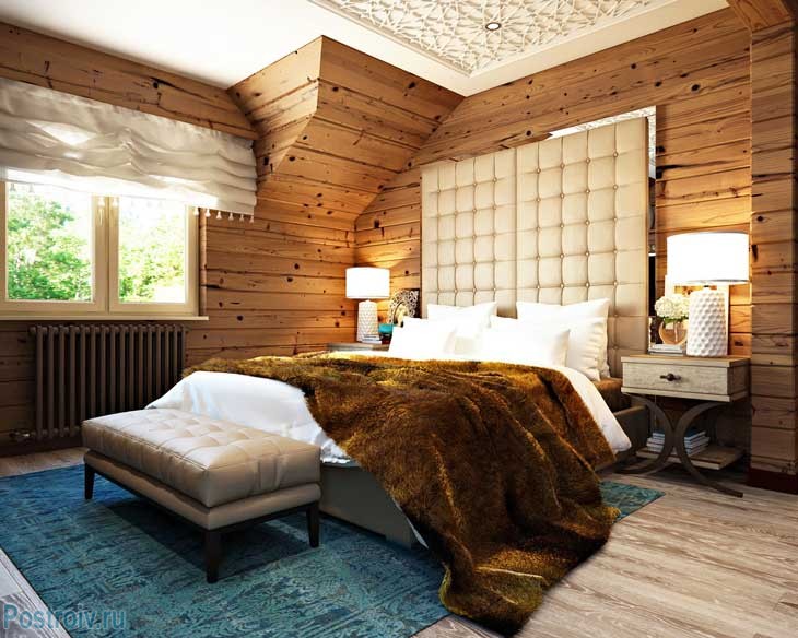 Синий ковер в спальне, отделанной древесиной. Фото