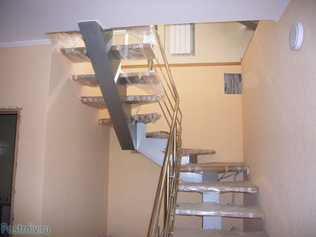 Дизайн лестницы для дома на косоуре. Фото