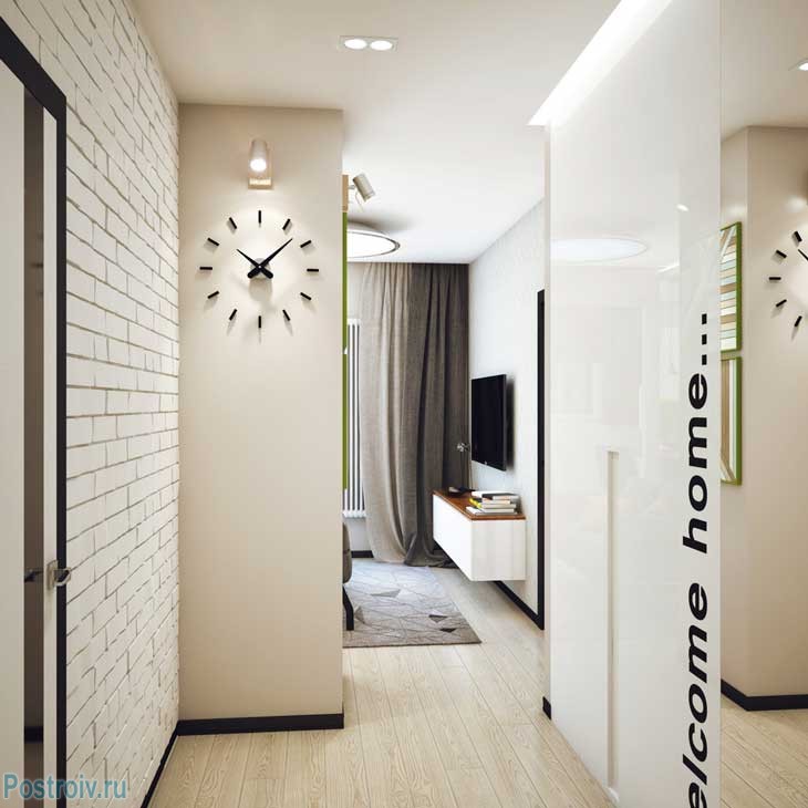 Светлый коридор с оригинальными настенными часами. Фото