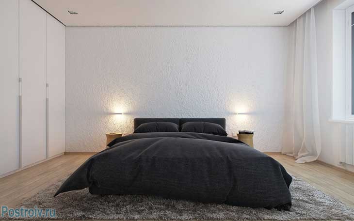 Белые стены в спальне и черное постельное белье. Фото