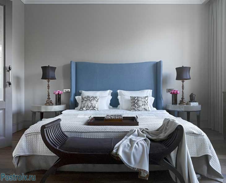 Серые стены в спальне и голубое изголовье кровати. Фото