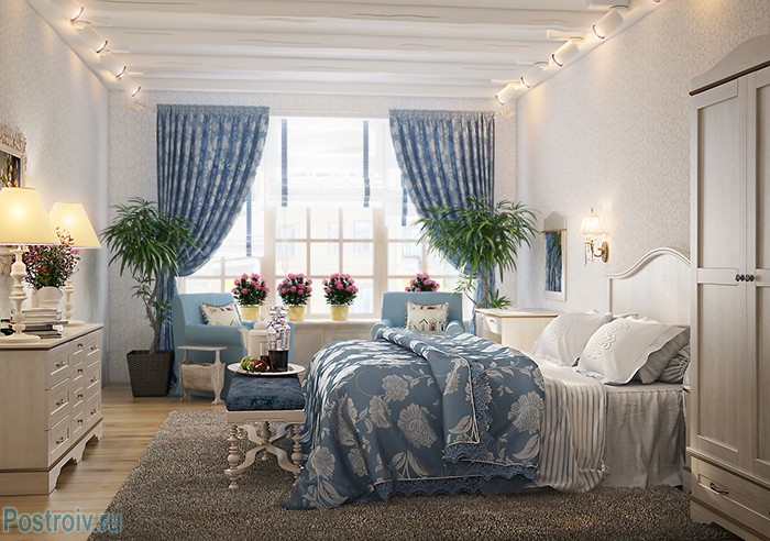 Белые стены и синий текстиль в спальне в стиле прованс. Фото