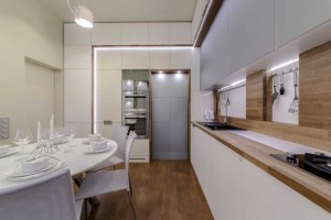 Дизайн кухни 12 квадратных метров с диваном и балконом
