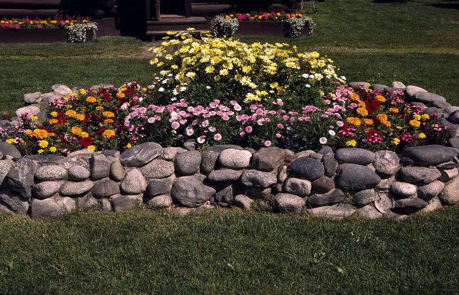 Macizo de flores hecho de piedra natural