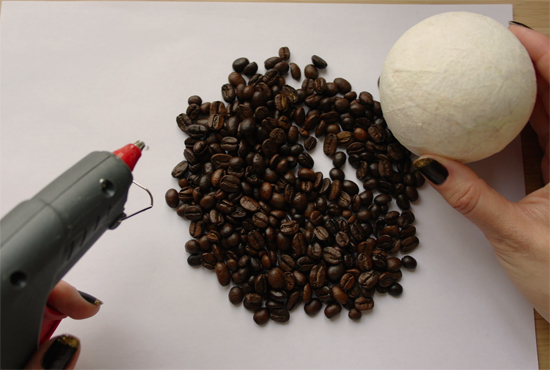 Видео мастер-класс: создаем топиарий «Подсолнух» из кофейных зерен и атласных лент