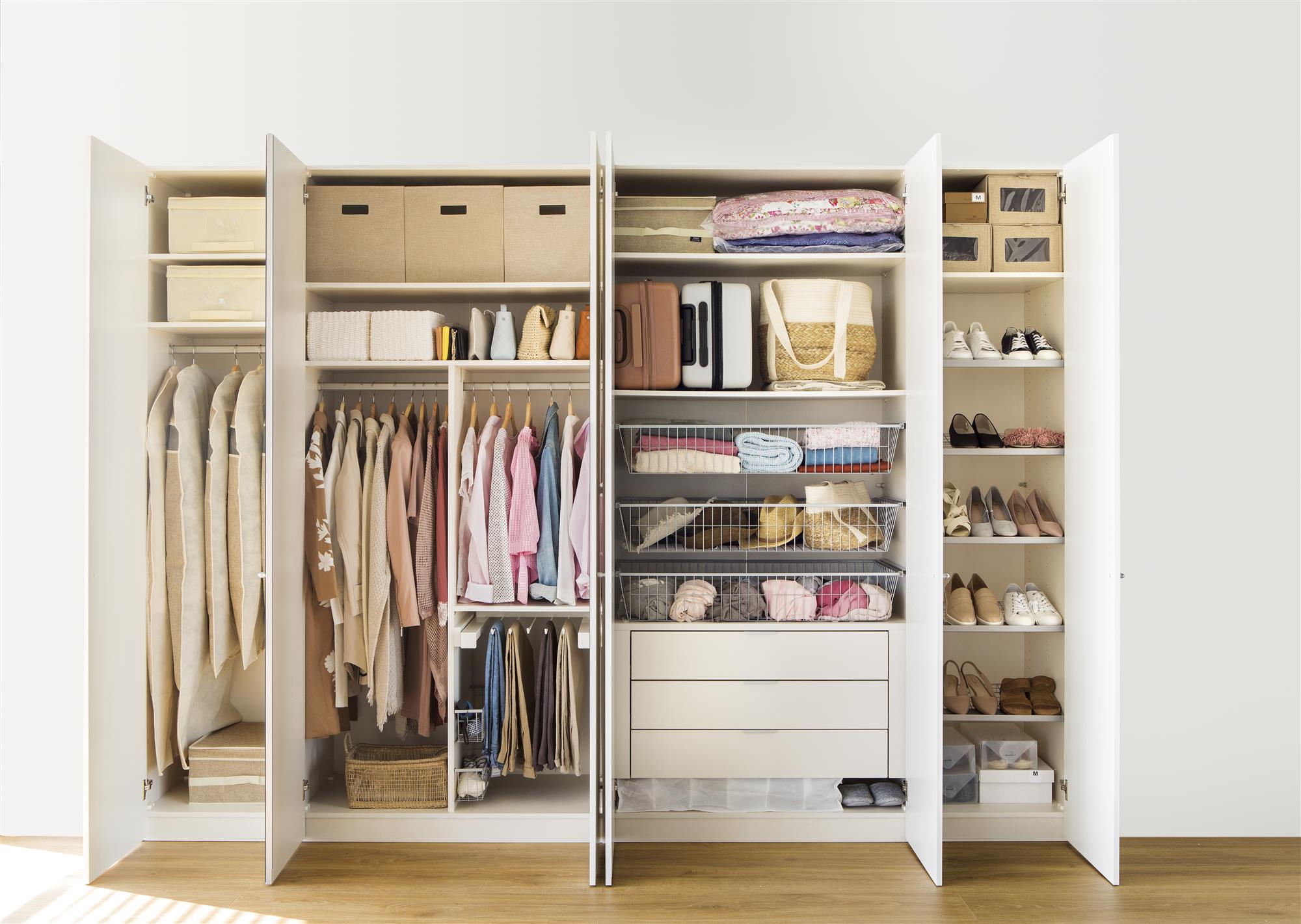 Как безопасно хранить одежду в гардеробной?