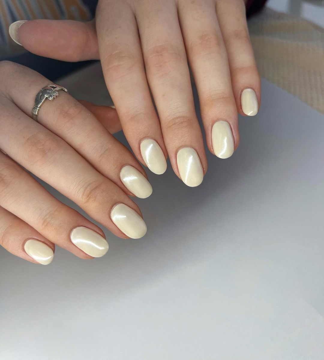 cliomakeup-vanilla-chrome-nails-8-6449937