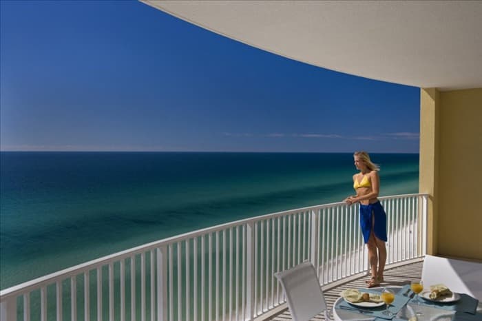 Девочка вид с балкона на море