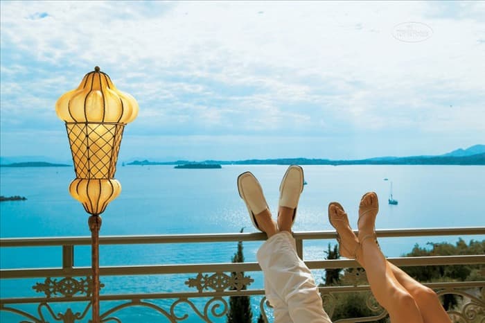 Фотосессия на балконе с видом на море