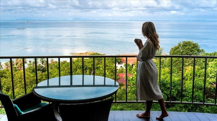 Девушка на балконе у моря