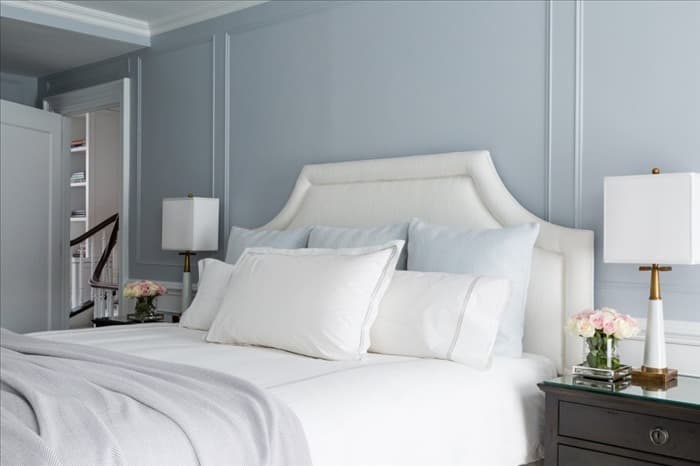Спальня в серо голубых тонах с белой мебелью