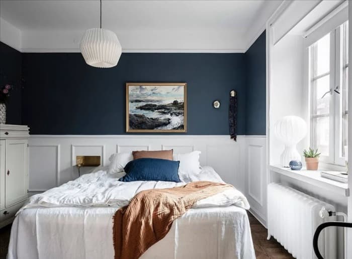 Бело голубая спальня в скандинавском стиле