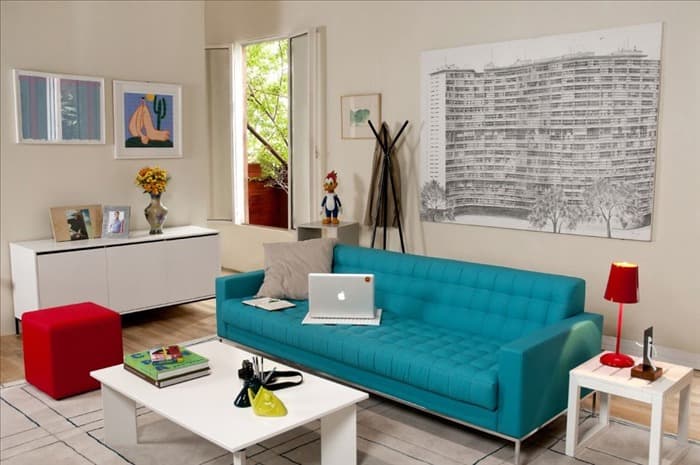 Белая мебель и бирюзовый диван в интерьере