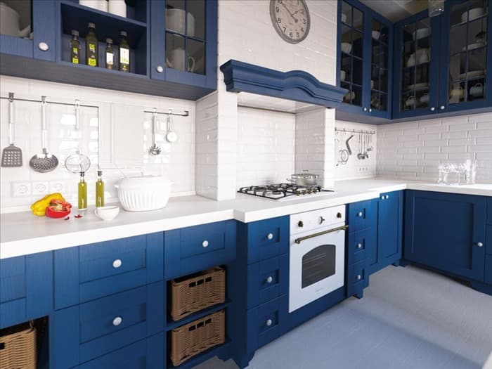 Белая кухня с синим фартуком