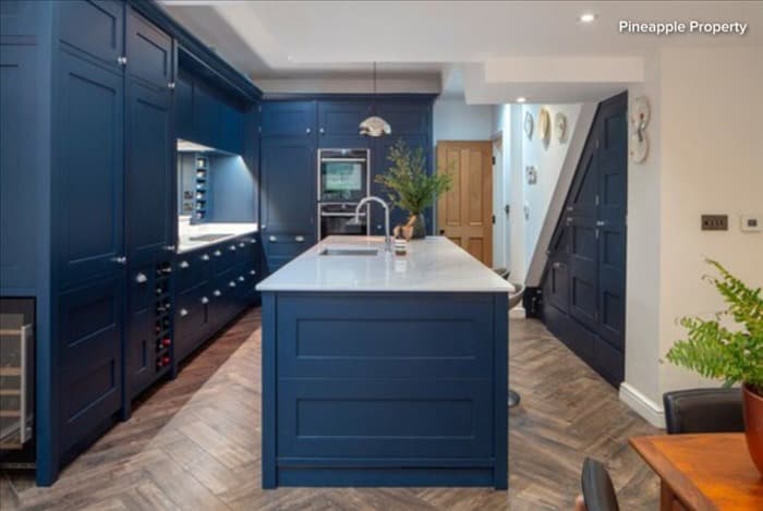 Темно-синяя кухня в американском стиле